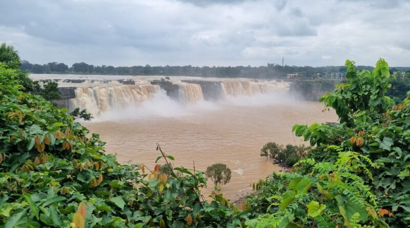 मानसून में निखरी मिचनार घाटी की खूबसूरती, पर्यटकों की पहली पसंद बन रहा बस्तर का प्राकृतिक स्वर्ग