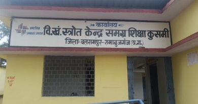 सरकारी स्कूल में लटका ताला, शिक्षक नदारद; ग्रामीणों ने वीडियो बनाकर किया