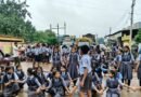 महिला शौचालय तोड़े जाने के विरोध में छात्रों का हंगामा, स्कूल में तालाबंदी कर
