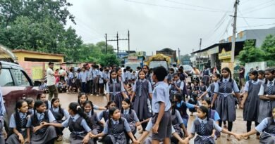 महिला शौचालय तोड़े जाने के विरोध में छात्रों का हंगामा, स्कूल में तालाबंदी कर
