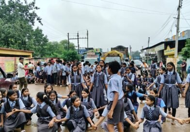 महिला शौचालय तोड़े जाने के विरोध में छात्रों का हंगामा, स्कूल में तालाबंदी कर